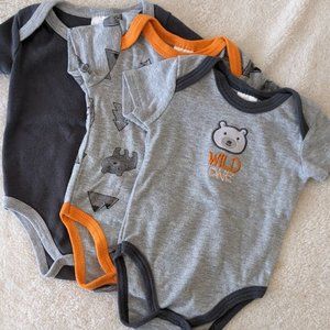 Little Beginnings 3pk Short Sleeve Onesie Shirts. Size 3-6 Months